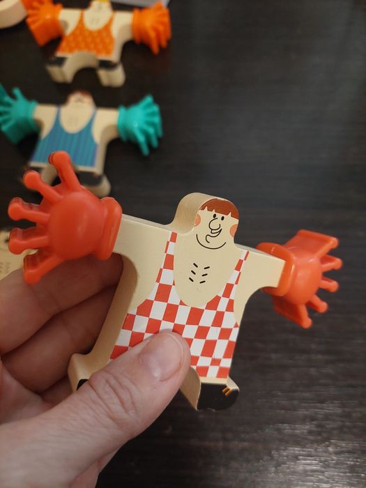 Дерев'яна гра- балансир Циркачі- акробати