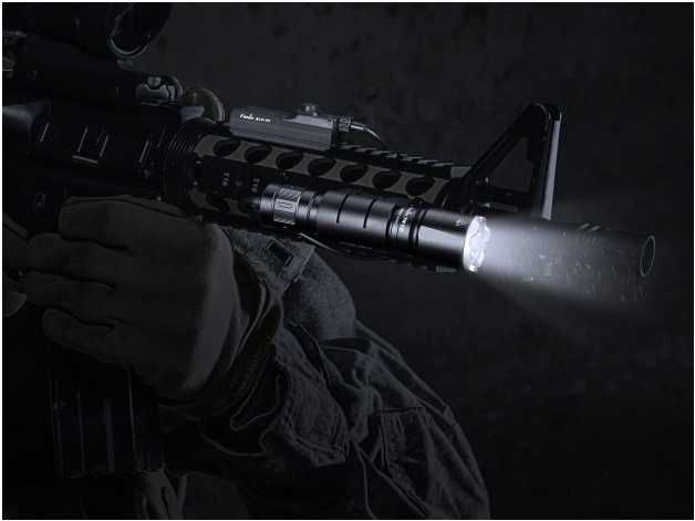 Latarka taktyczna LED Fenix TK16 V2.0 czarna