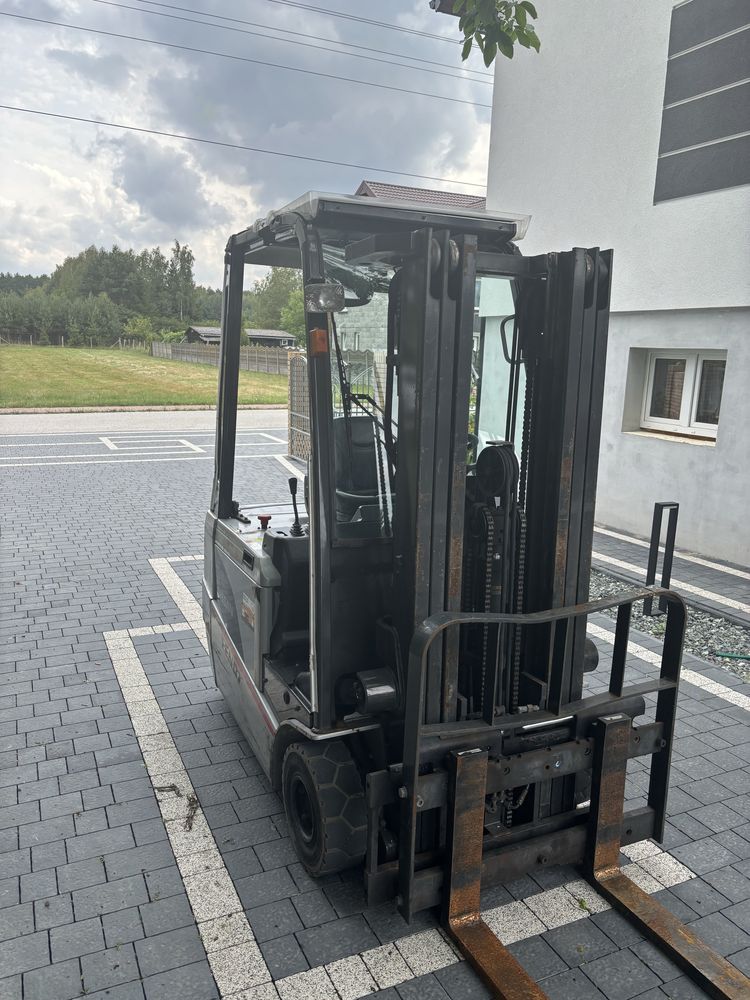 Wozek widlowy Nissan 1,8t triplex