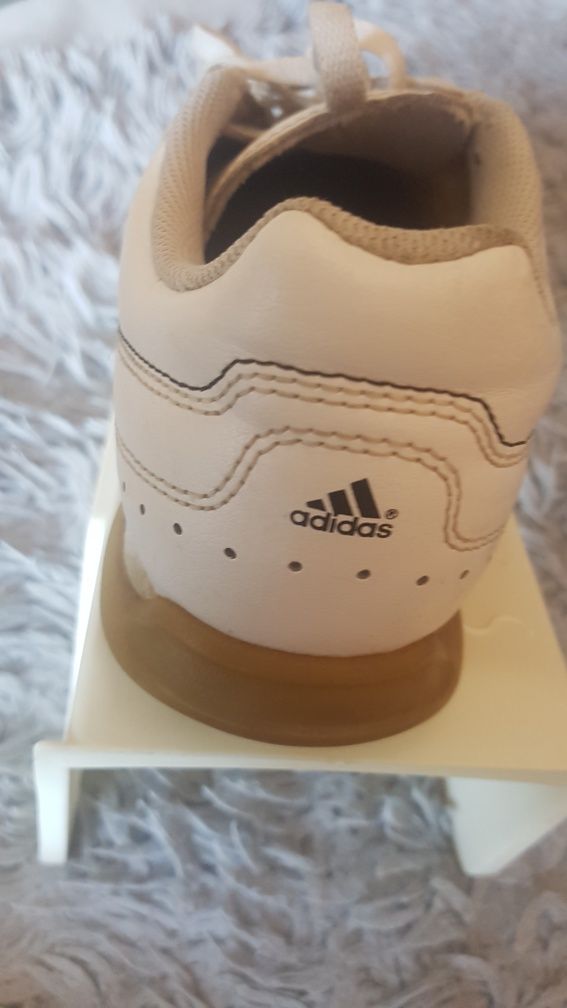 Snikersy Adidas lekke i wygodne