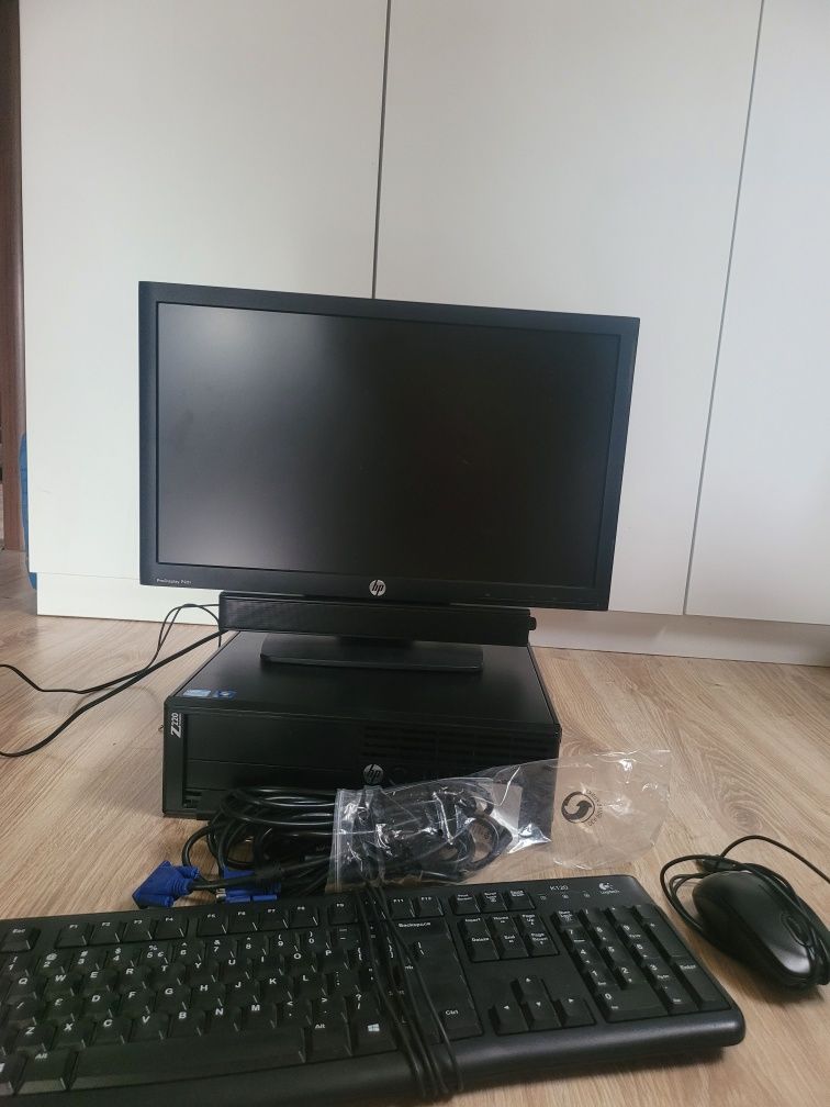 Komputer biurowy z monitorem