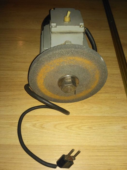 Двигатель асинхронный с установленным шлифовальным кругом СССР