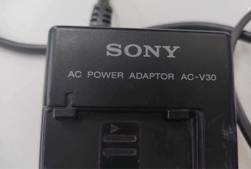 Oryginalny zasilacz sieciowy Sony (AC-V30)