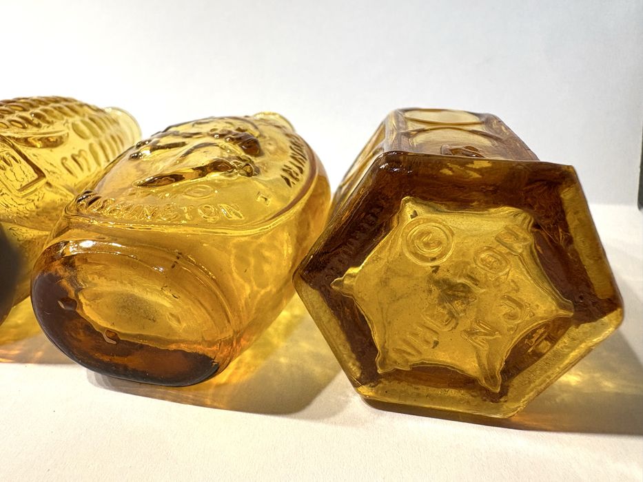 Conjunto de 3 frascos miniaturas Wheaton NJ em vidro âmbar