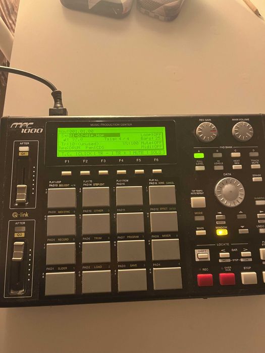 Vendo MPC 1000  JJ OS VER 3.16 /// troco por octatrack MK1