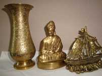 Conjunto de objetos decorativos. E um par de jarras chinesas.