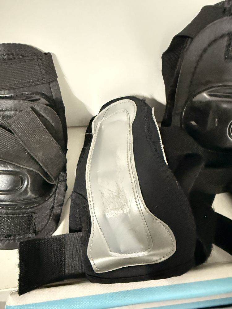 Joelheiras, cotoveleiras e protetores de pulsos para patins ou skate.