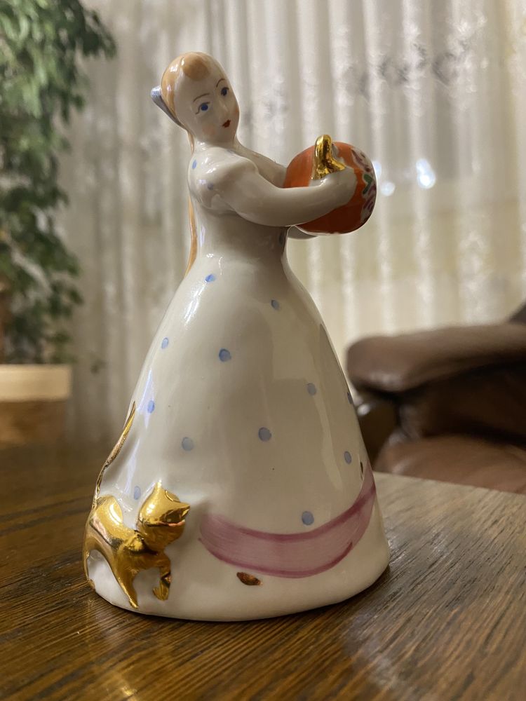 Figurka made in USSR kolekcjonerska porcelanowa kobieta z dzbanem