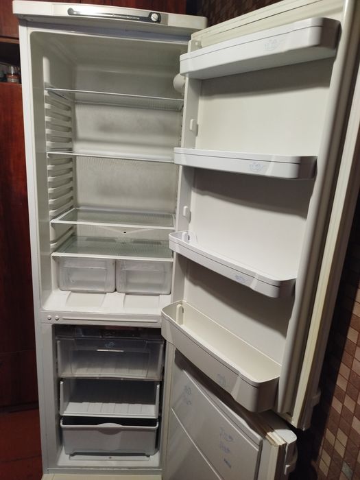 Продам холодильник индезит высота два метра с новым мотором