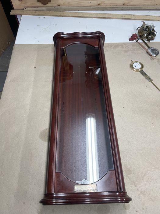 Piekna machoniowa skrzynia do zegara