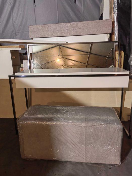 Sprzedam bardzo ładną toaletkę z lustrem