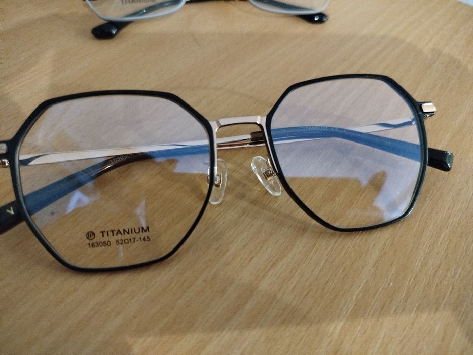 Отрава титанова на окуляри