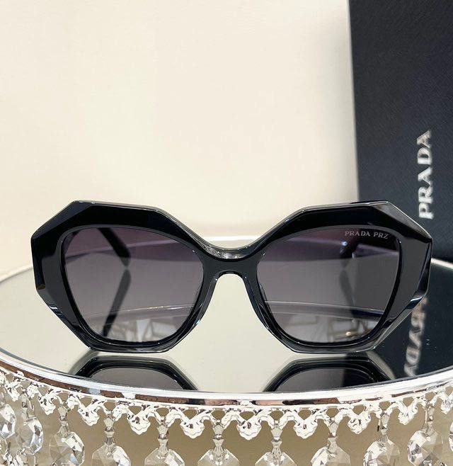 Okulary przeciwsłoneczne Prada z etui