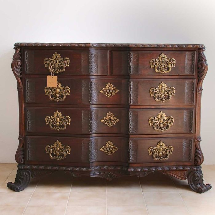 Cómoda em madeira maciça ao estilo D. José