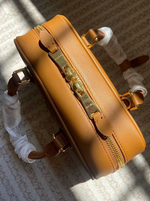 Nowy MiuMiu Koszulek Brązowy - Skóra Naturalna i Modny Design