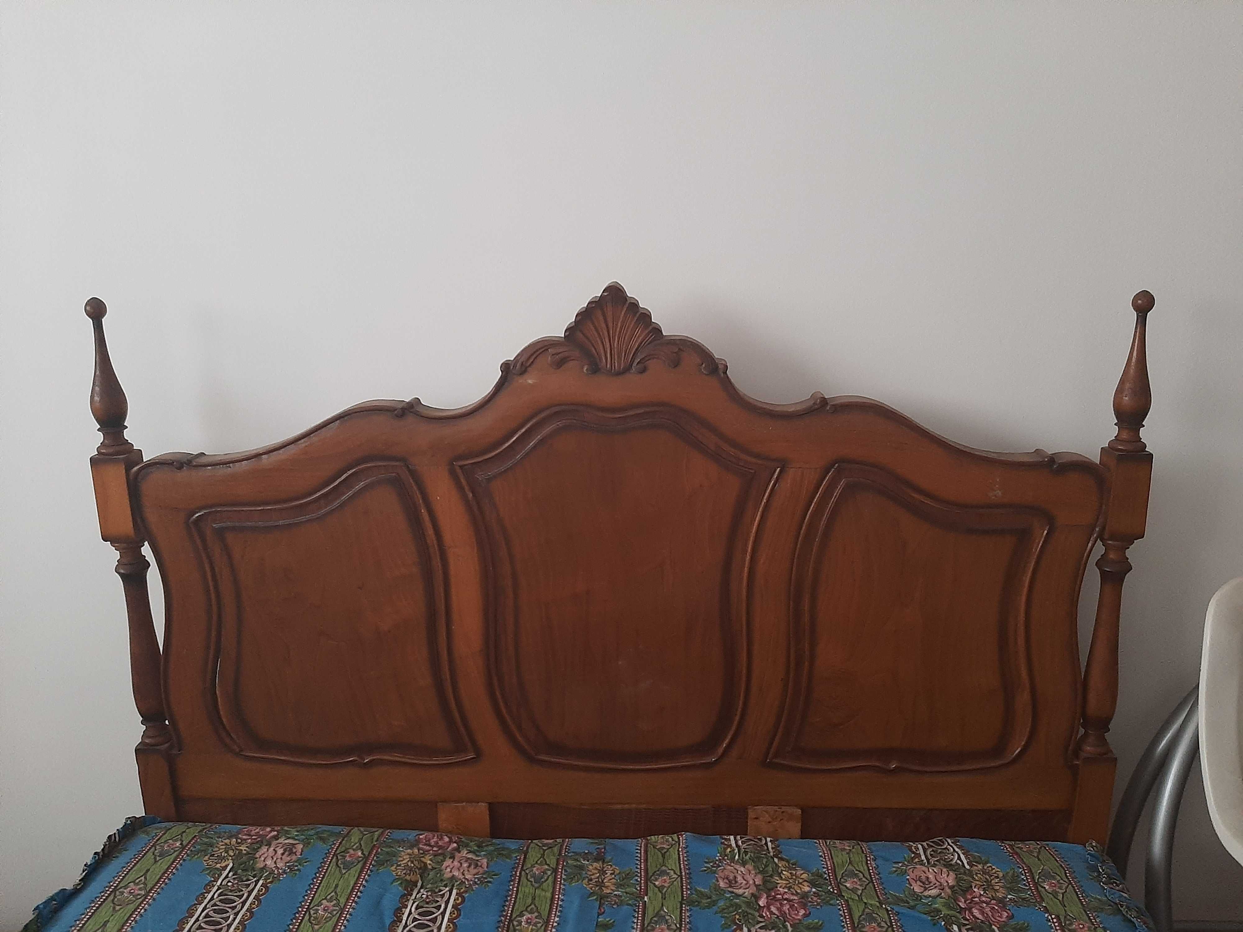 Cama antiga estilo Queen Anne