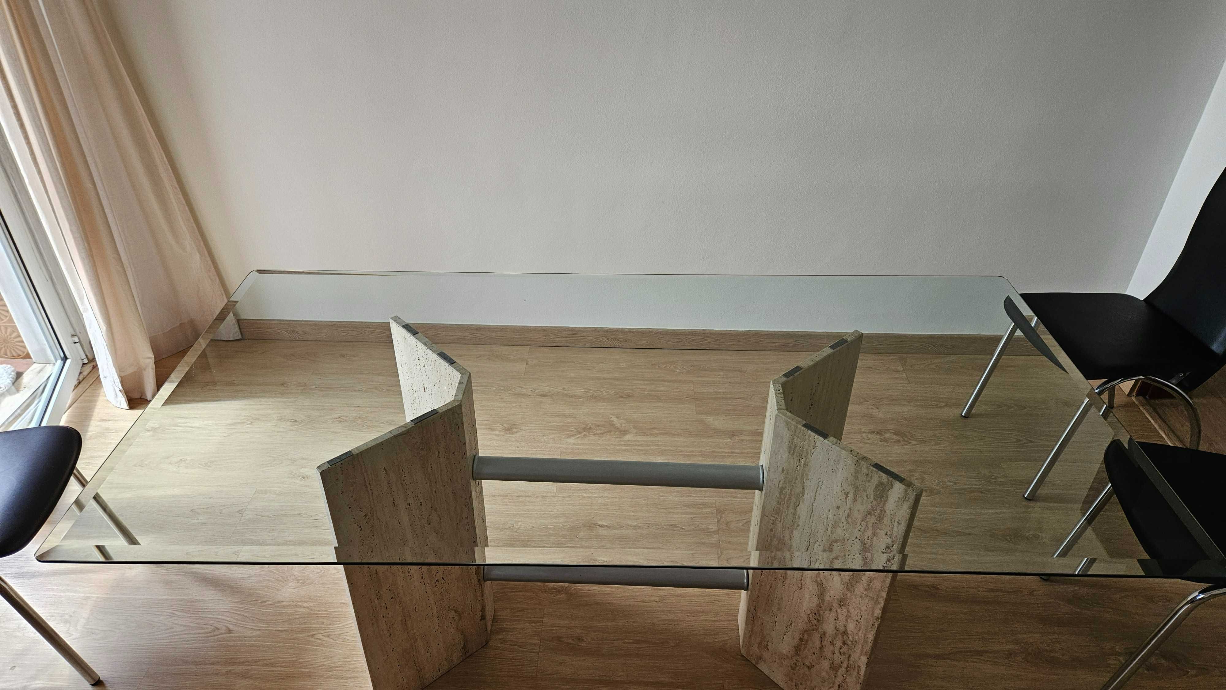 Mesa rectangular de vidro e 4 cadeiras pretas