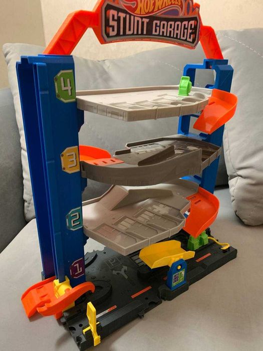 Трек Ігровий набір Hot Wheels Гараж для трюків (GNL70)