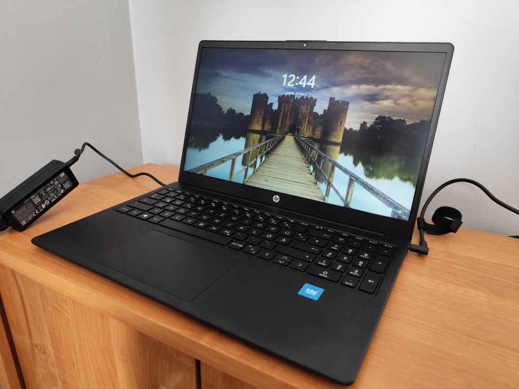 Roczny HP 15-FD0615 Intel N200 4x3,7GHz SSD 512GB RAM 8GB  FHD Win11
