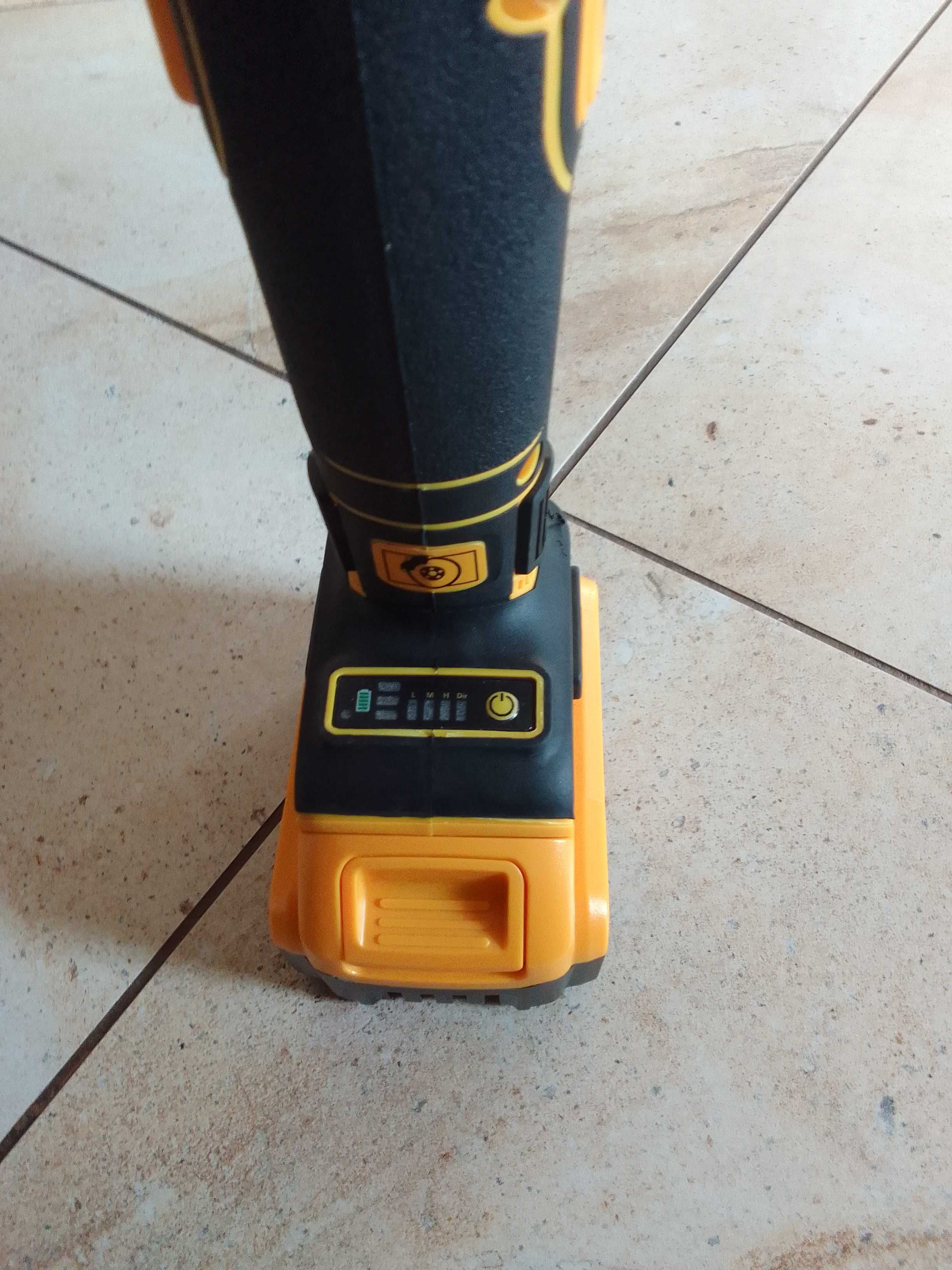 Szlifierka kątowa akumulatorowa Dewalt  z akcesoriami walizka