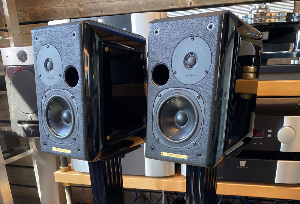 Reservadas. Colunas Sonus Faber