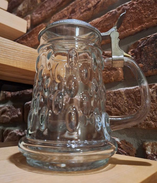 Szklany kufel do piwa z pokrywą