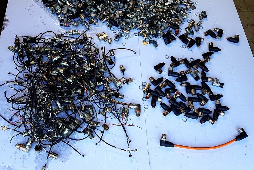 Wtyczki gniazda kable CNC automatyka przemysłowa 3000 szt 140kg