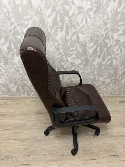 Продам шкіряне офісне крісло