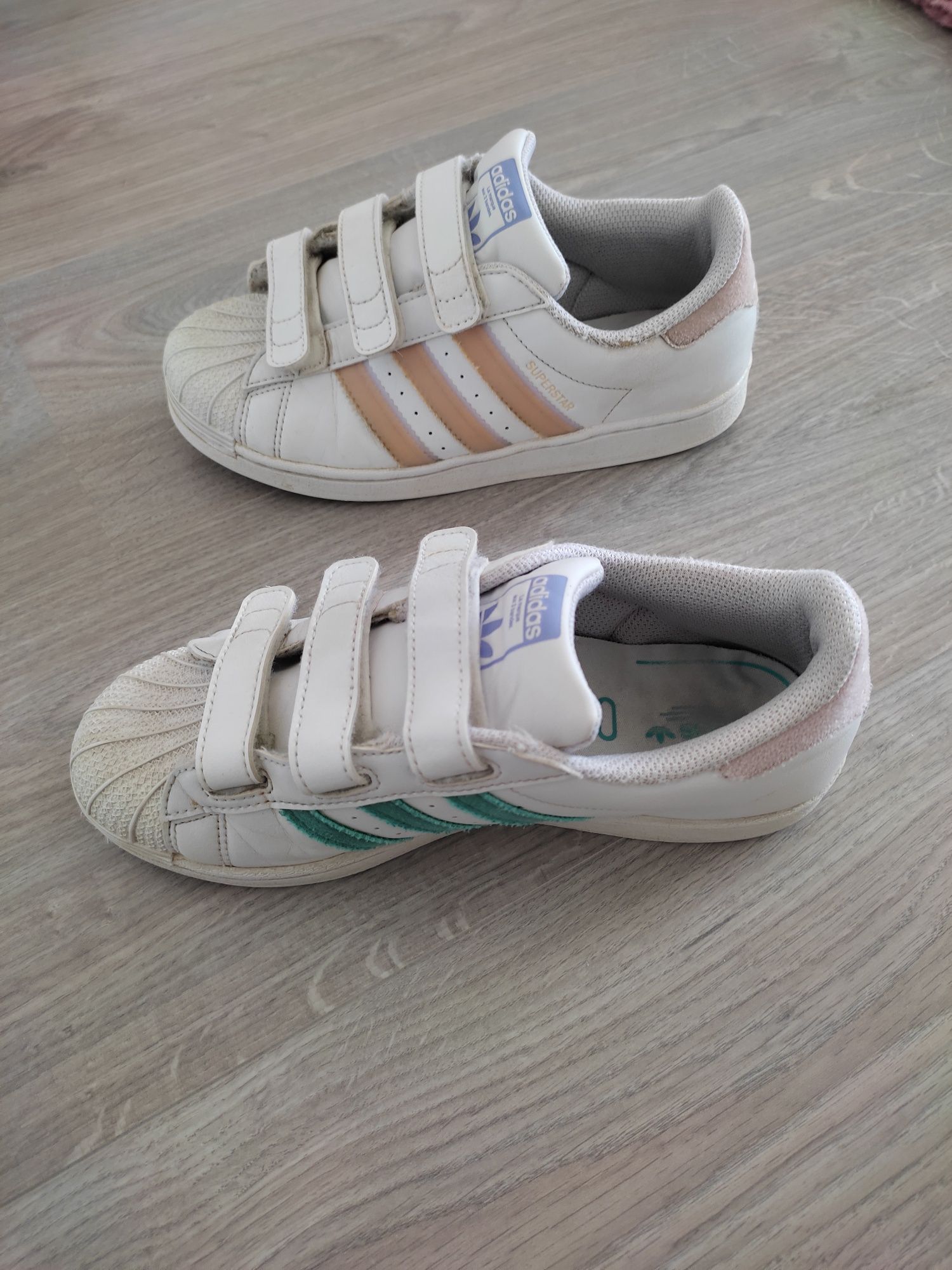 Tênis adidas com 2 cores