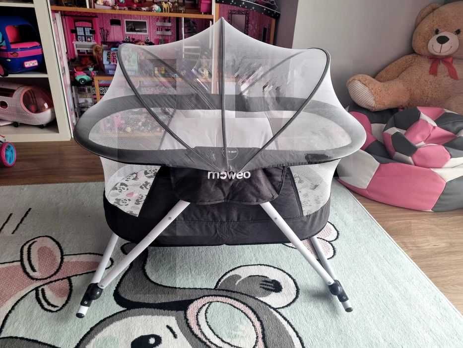 Łóżeczko turystyczne dla niemowlaka.