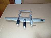 metalowy model samolotu myśliwskiego Lockheed P-38 Lightning