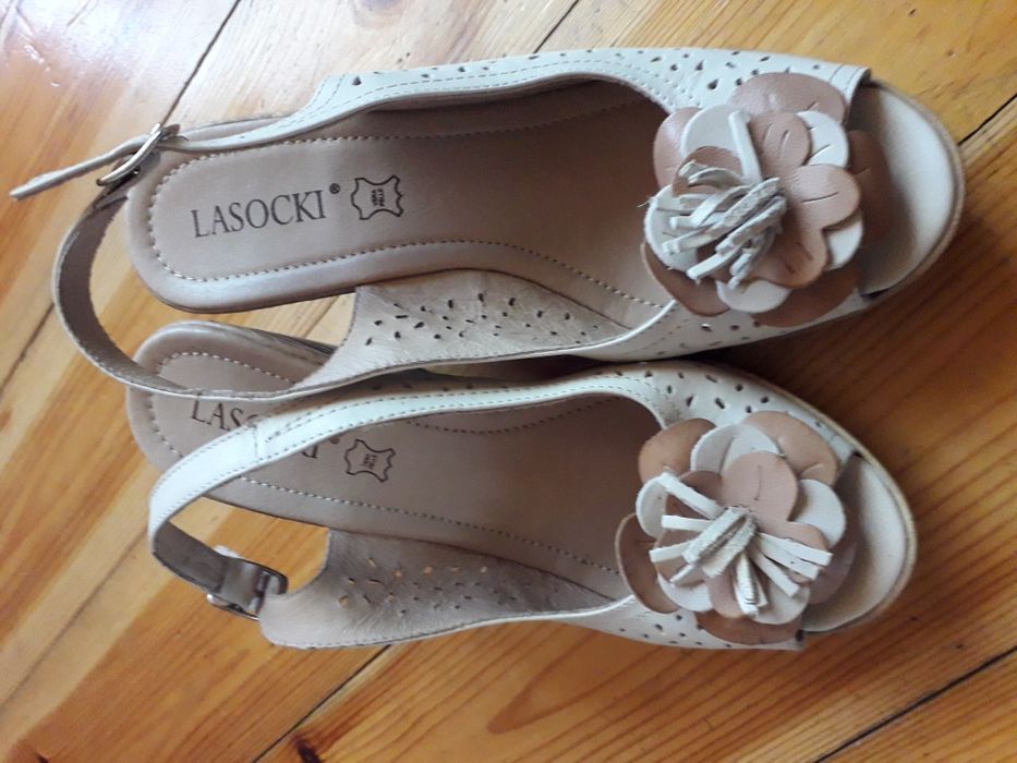 Piękne klapki na lato skórka mięciutkie lasocki na koturnach