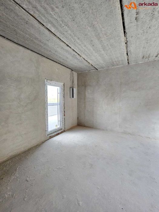 Унікальне комерційне приміщення з терасою  ,вигляд на міське озеро