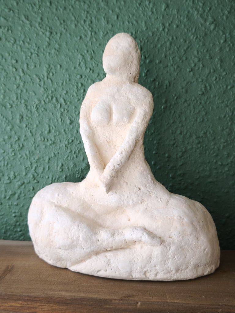 Rzeźba autorska z paper clay grubaska kobieta krągła gruba figurka
