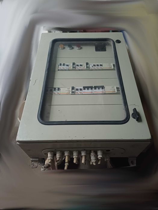 Quadro elétrico exterior com vários disjuntores