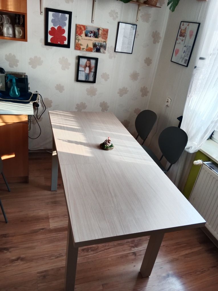 Stół rozkladany plus krzesła