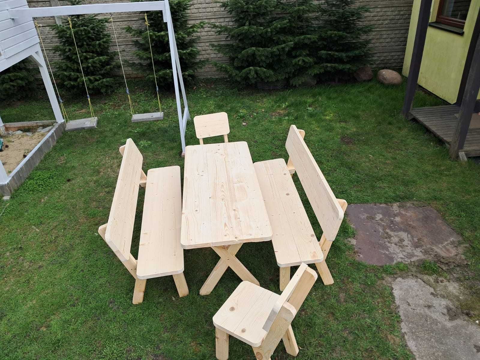 stół ogrodowy z ławkami i krzesłami