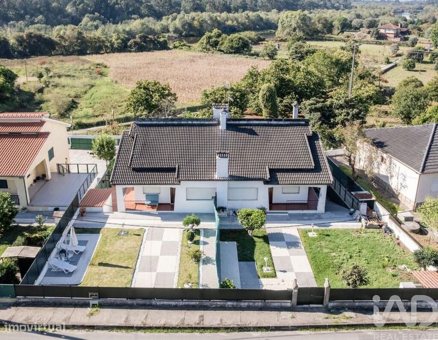 Casa / Villa T5 em Santa Comba de 200,00 m2