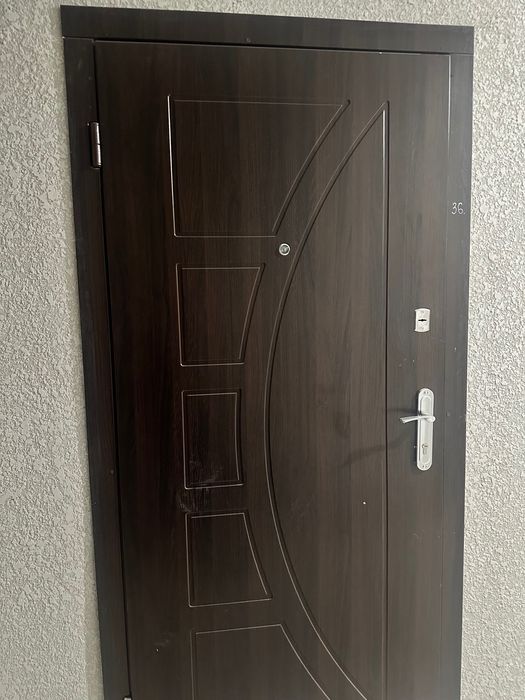 Вхідні двері середнього класу.