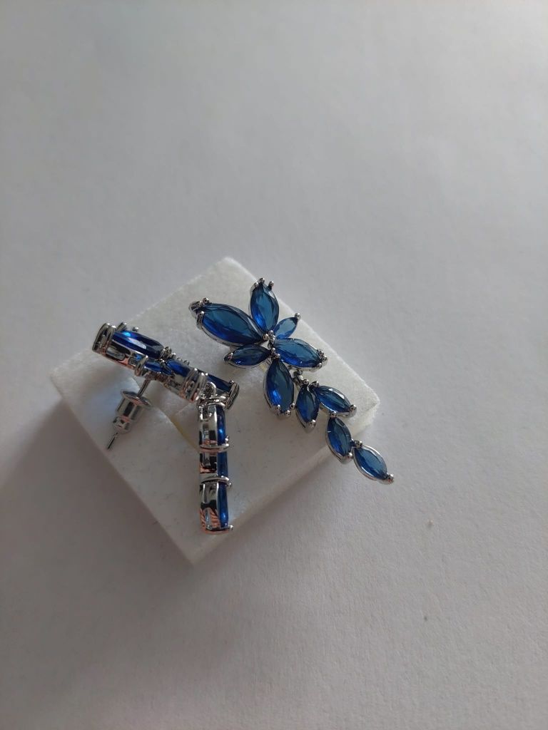 Kolczyki w kolorze srebrnym z ozdobnymi niebieskimi szkiełkami