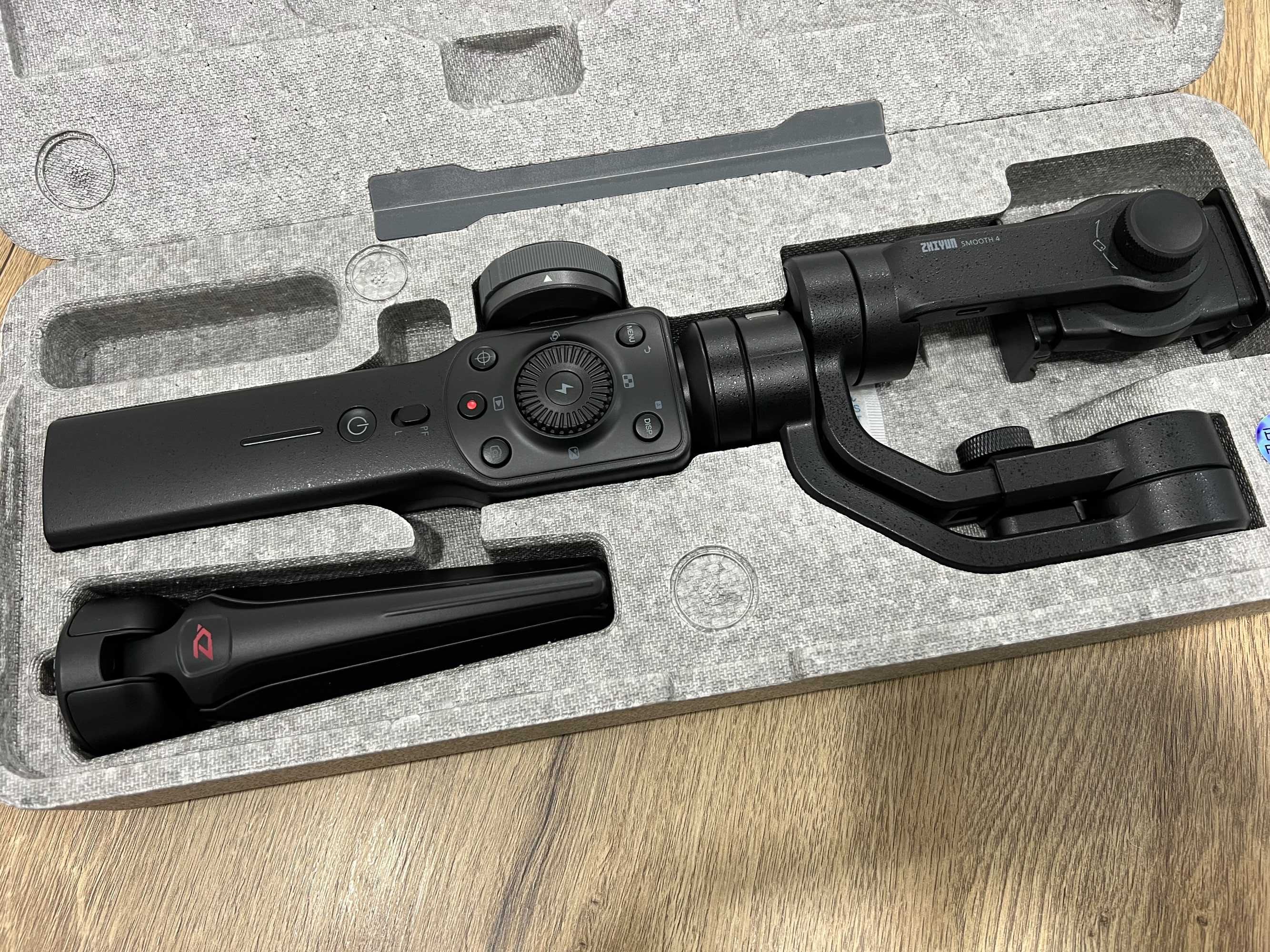 Estabilizador ZHIYUN Smooth 4 p/ telemóvel  Pouco Usado