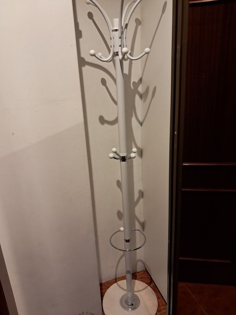 Bengaleiro branco de metal e pedra