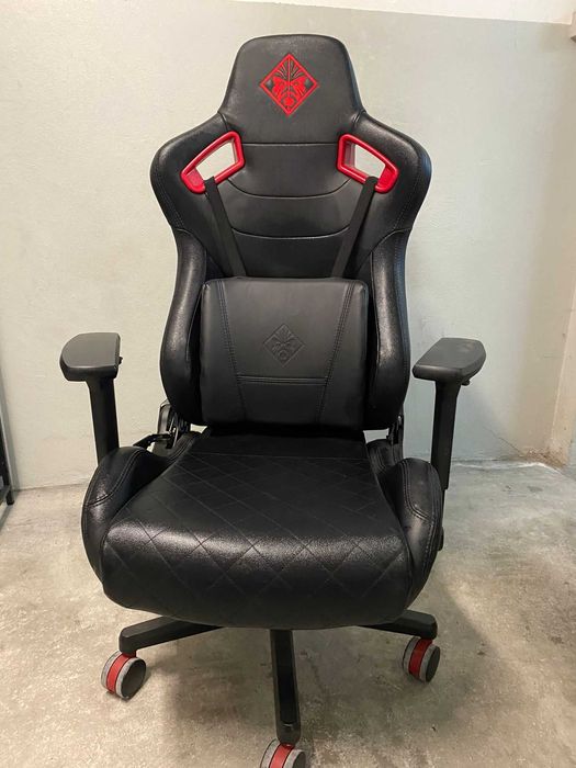 Cadeira Gaming HP OMEN Elevador a Gás Classe 4 - Preto e Vermelho