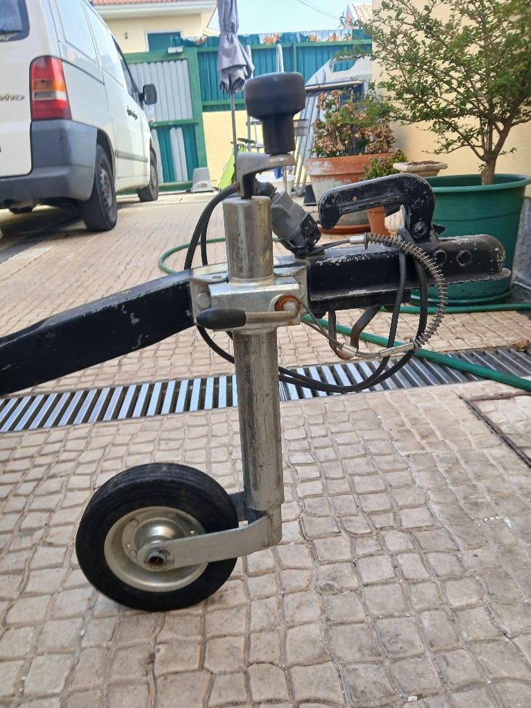 Atrelado em chapa de alumínio basculante