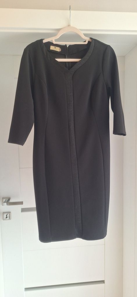 Elegancka czarna sukienka