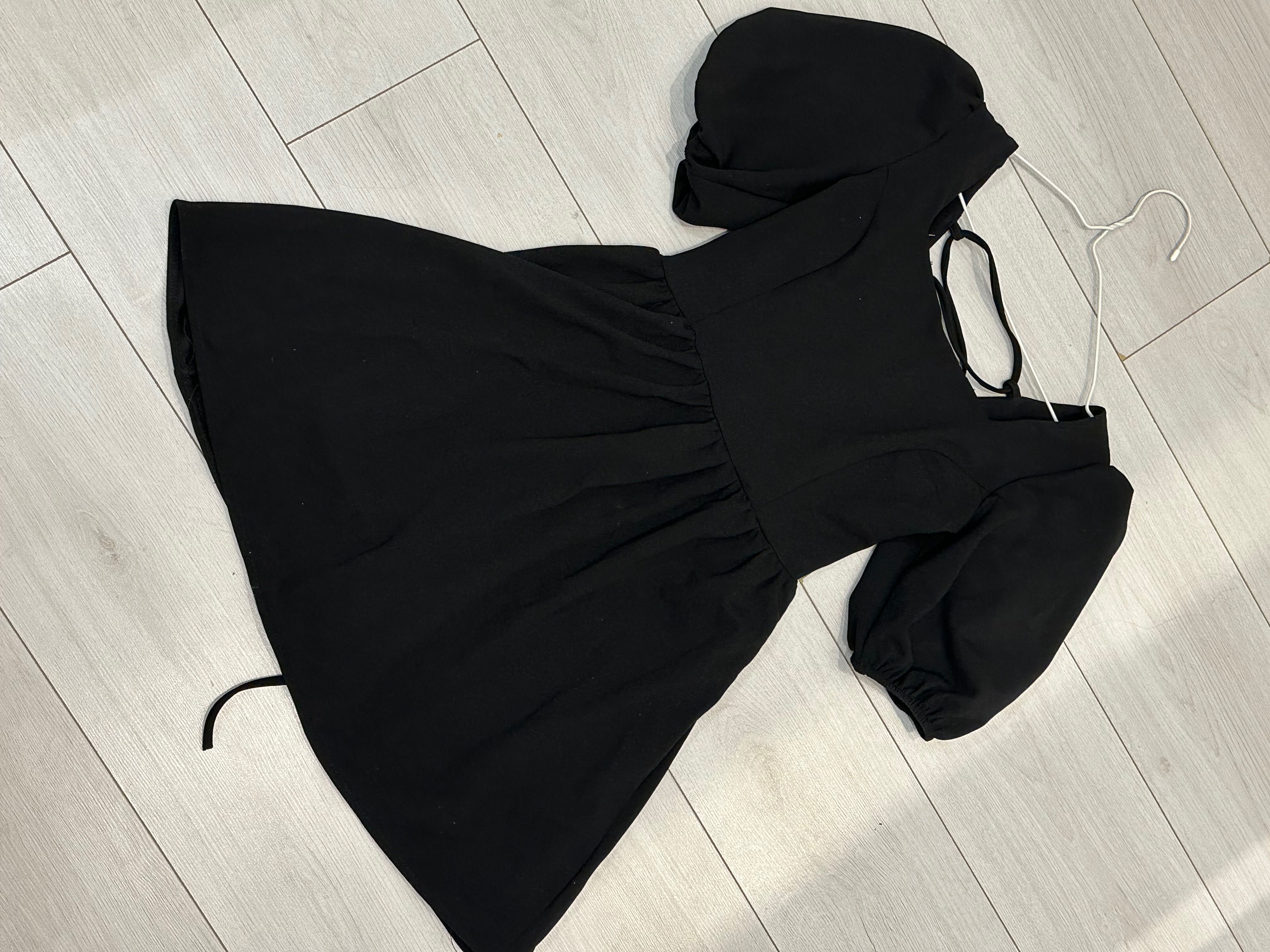 Чорна сукня з відкритою спинкою та шнурівкою