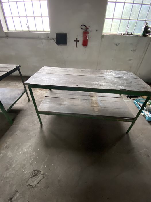 Vendo bancadas e estante