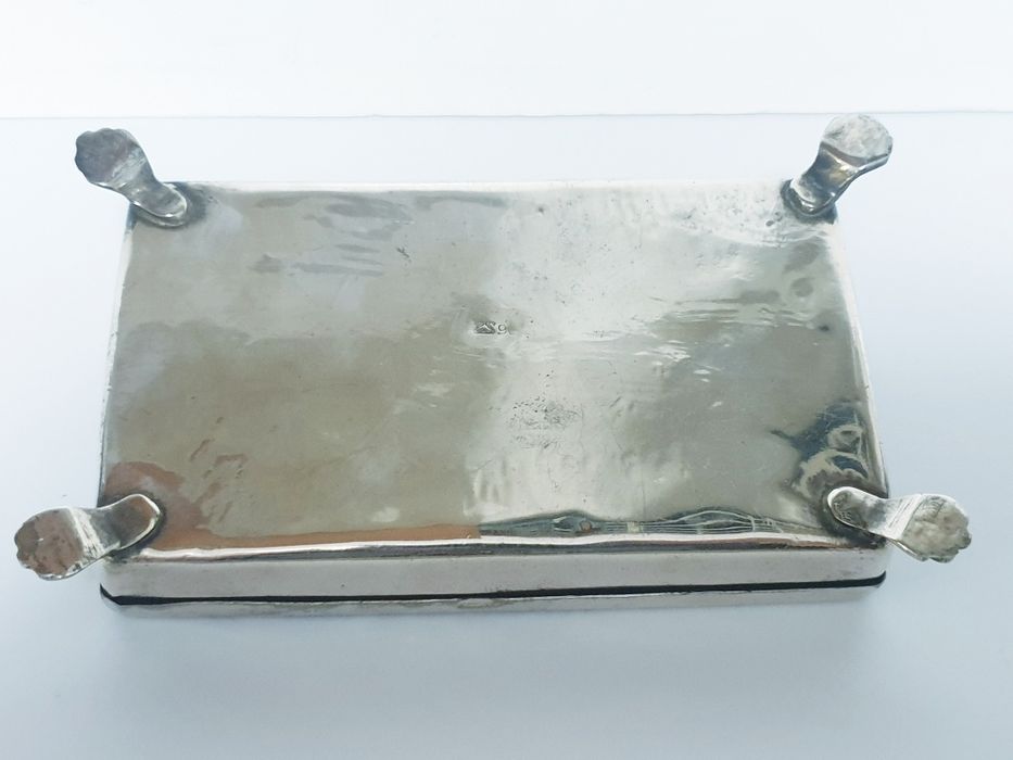 Fantastica antiga caixa / guarda joias com banho em prata