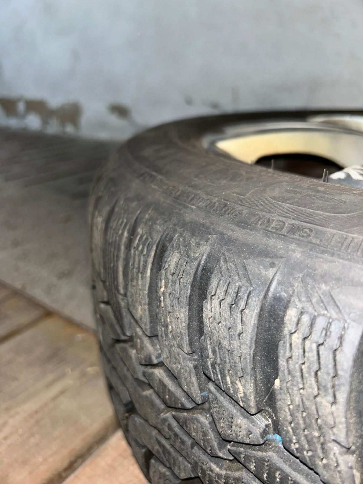 Alufelgi Alfa Romeo r16 z oponami zimowymi Nokian