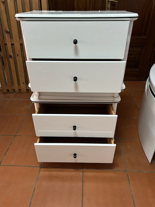 Cómoda e mesas de cabeceira